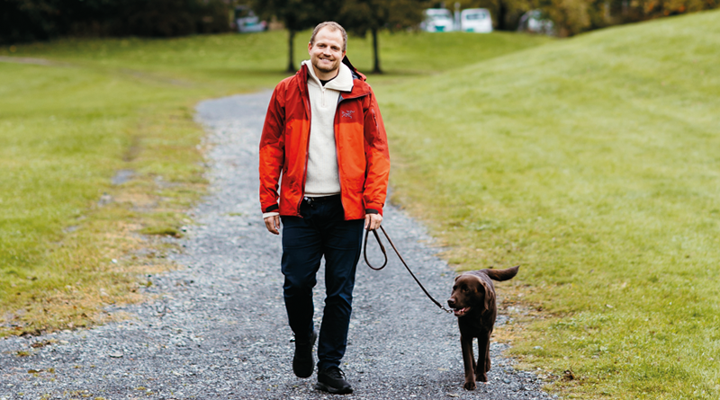 Henrik Børsting Jacobsen går tur med hund