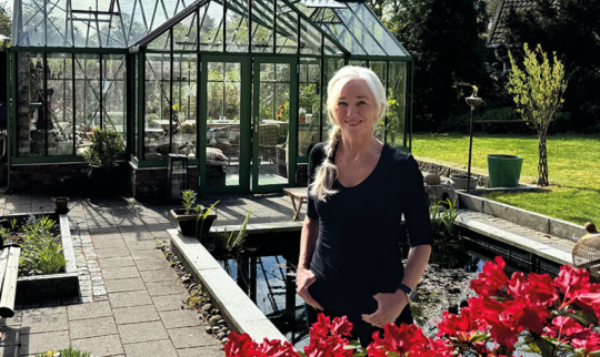 Bilde av nevrolog Julie Sønnervik i egen hage