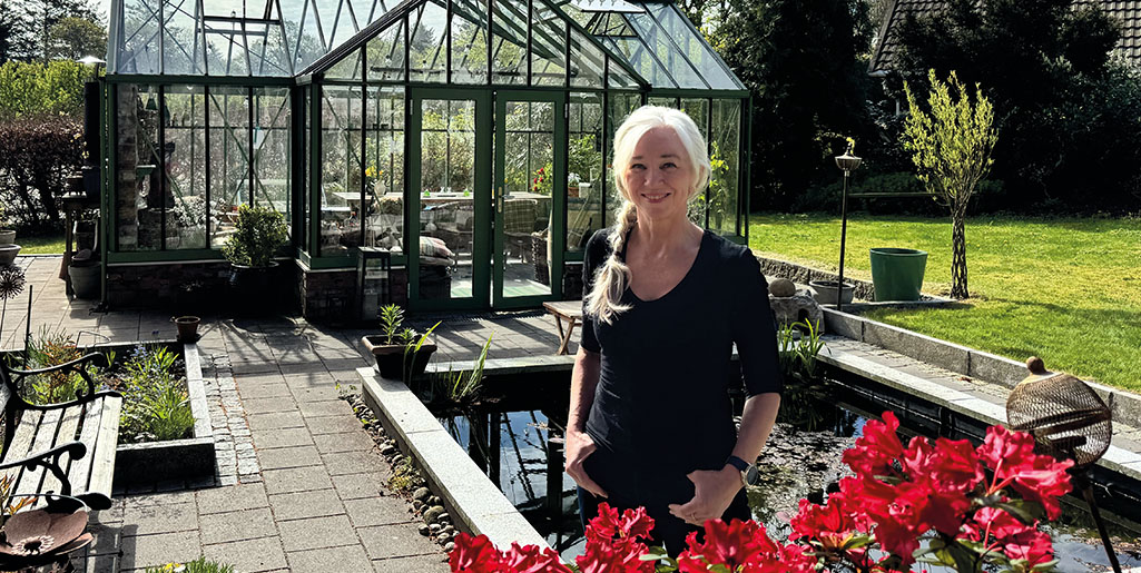 Bilde av nevrolog Julie Sønnervik i egen hage